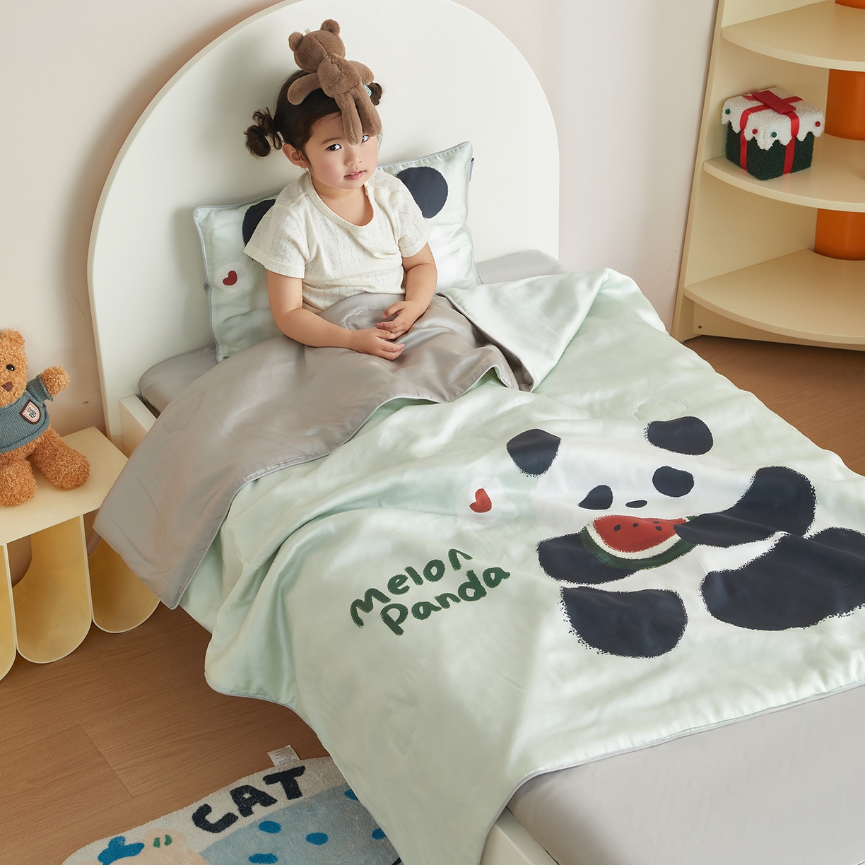 91家纺网 家纺一手货源 找家纺 荷马之梦 2026新款60s兰精天丝原创数码印花山茶花桑蚕丝儿童夏被 西瓜熊猫