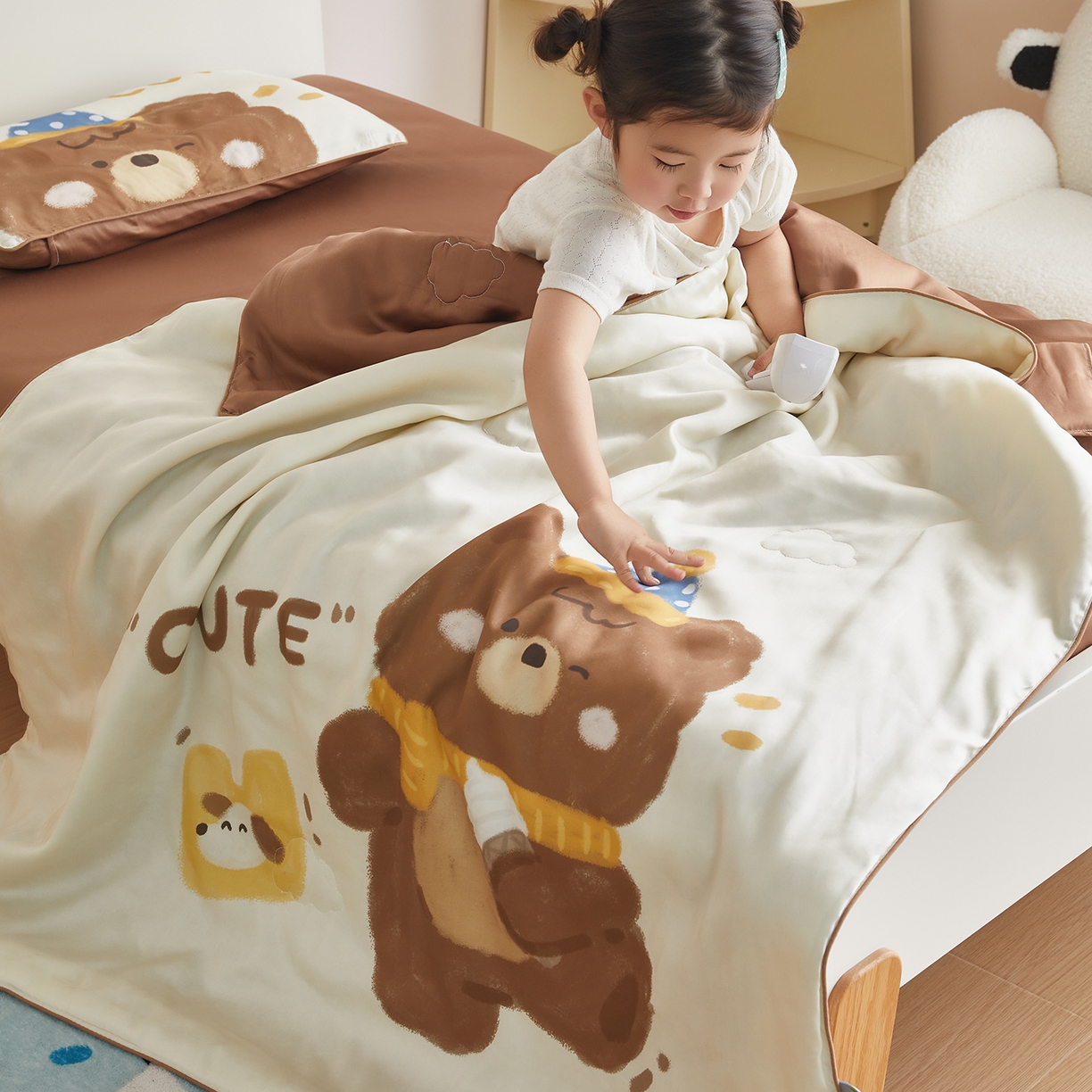 91家纺网 家纺一手货源 找家纺 荷马之梦 2026新款60s兰精天丝原创数码印花山茶花桑蚕丝儿童夏被 糯糯小熊