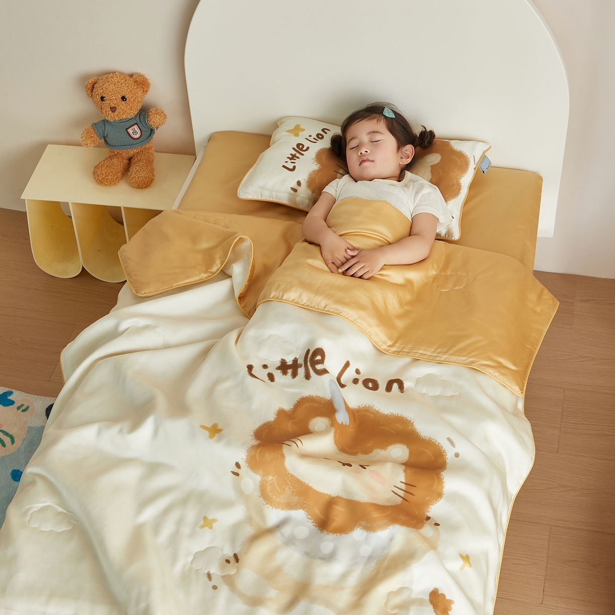 91家纺网 家纺一手货源 找家纺 荷马之梦 2026新款60s兰精天丝原创数码印花山茶花桑蚕丝儿童夏被 馋嘴小狮