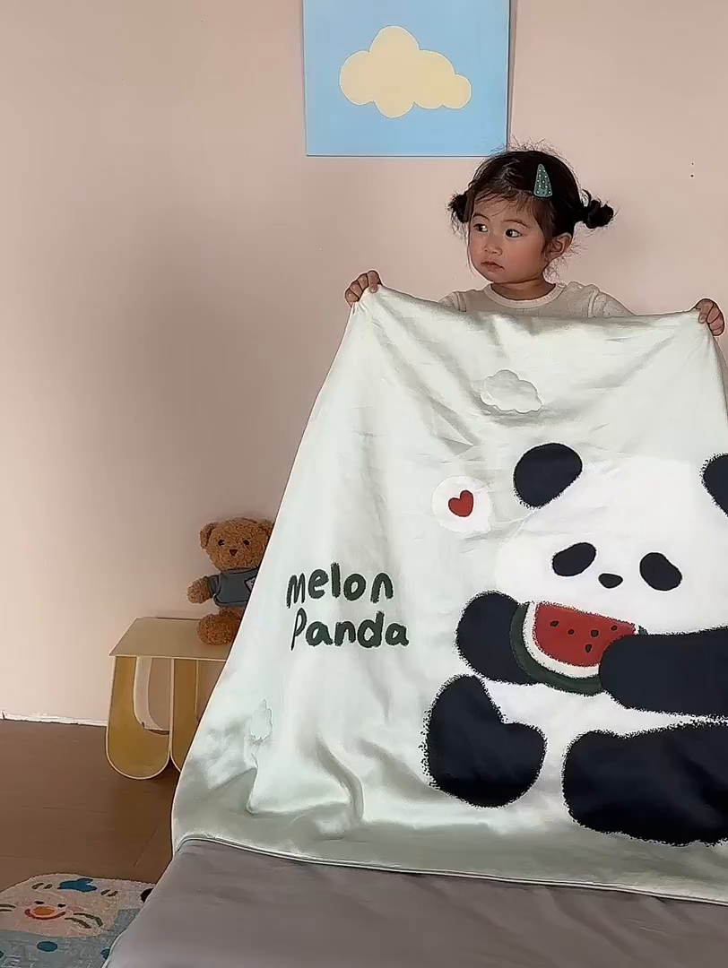 91家纺网 家纺一手货源 找家纺 荷马之梦 2026新款60s兰精天丝原创数码印花山茶花桑蚕丝儿童夏被 西瓜熊猫