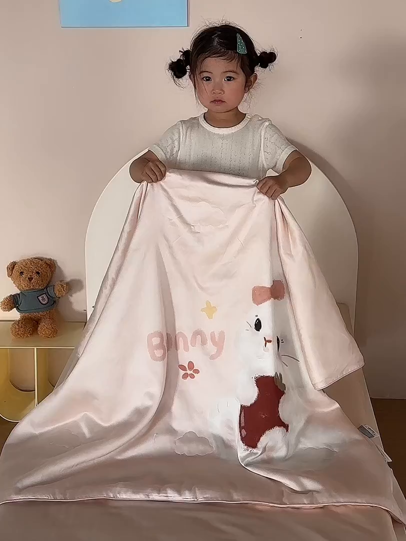 91家纺网 家纺一手货源 找家纺 荷马之梦 2026新款60s兰精天丝原创数码印花山茶花桑蚕丝儿童夏被 番茄兔兔