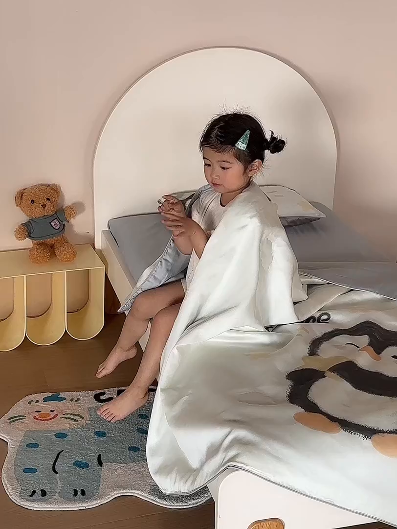 91家纺网 家纺一手货源 找家纺 荷马之梦 2026新款60s兰精天丝原创数码印花山茶花桑蚕丝儿童夏被 星星企鹅