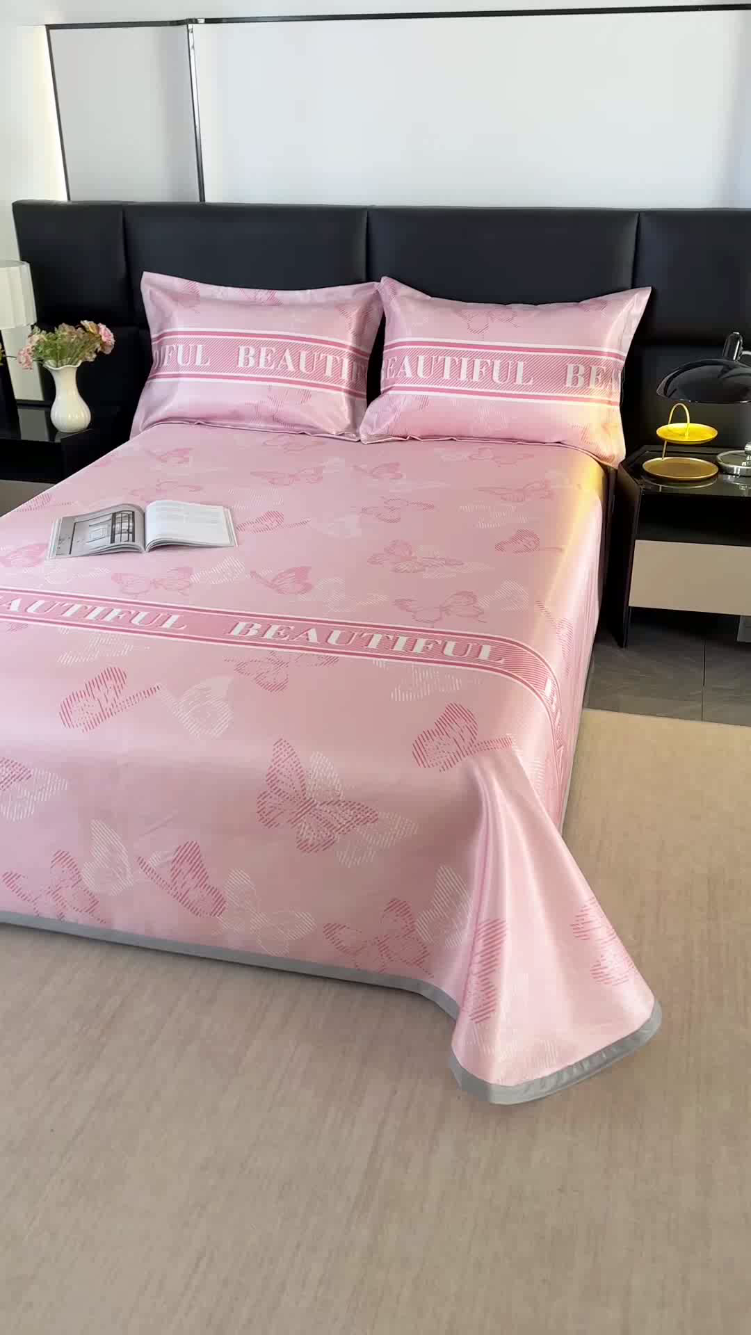 91家纺网 家纺一手货源 找家纺 绒品壹家家纺 2026新款立体数码印花凉感丝冰丝席软凉席席子三件套 蝴蝶  粉