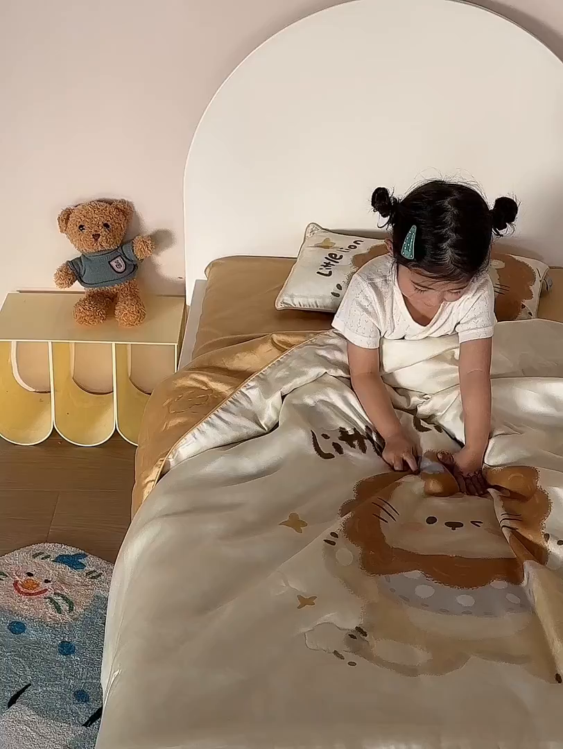 91家纺网 家纺一手货源 找家纺 荷马之梦 2026新款60s兰精天丝原创数码印花山茶花桑蚕丝儿童夏被 馋嘴小狮