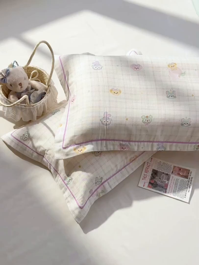 91家纺网 家纺一手货源 找家纺 百寐 2026新款母婴A类双层棉纱枕套婴幼儿卡通宝宝枕套子母信封枕套 快乐伙伴