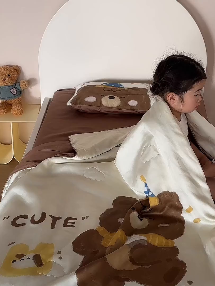 91家纺网 家纺一手货源 找家纺 荷马之梦 2026新款60s兰精天丝原创数码印花山茶花桑蚕丝儿童夏被 糯糯小熊