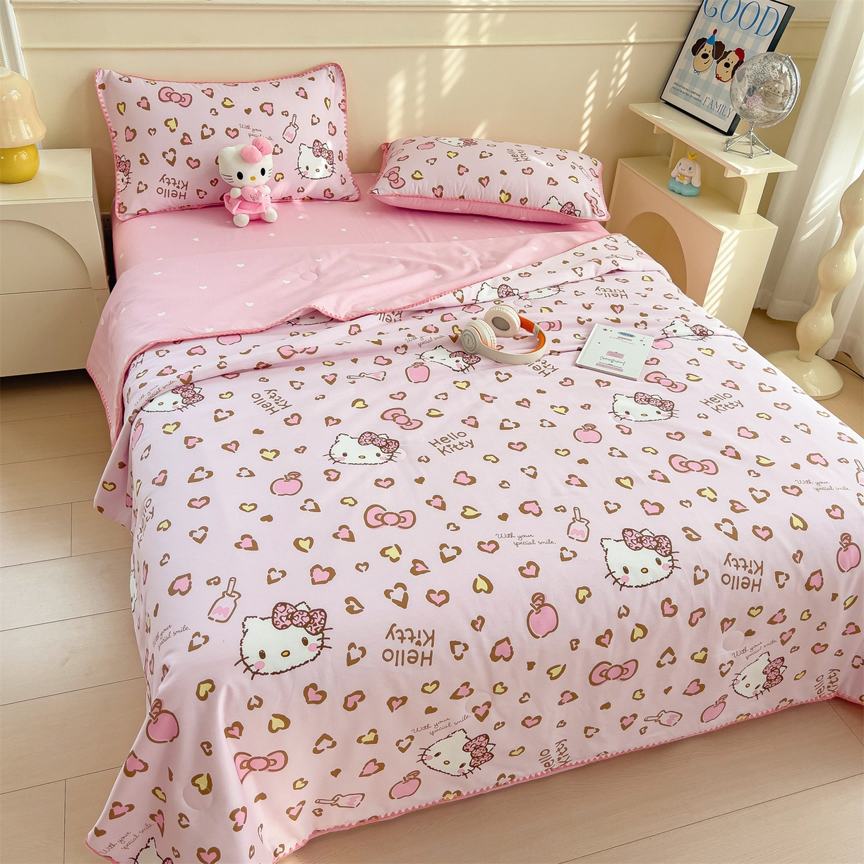 91家纺网 家纺一手货源 找家纺 兄弟坊 2026新款正版授权卡通全棉13370印花夏被夏凉被儿童被 夏被四件套 甜酷凯蒂猫