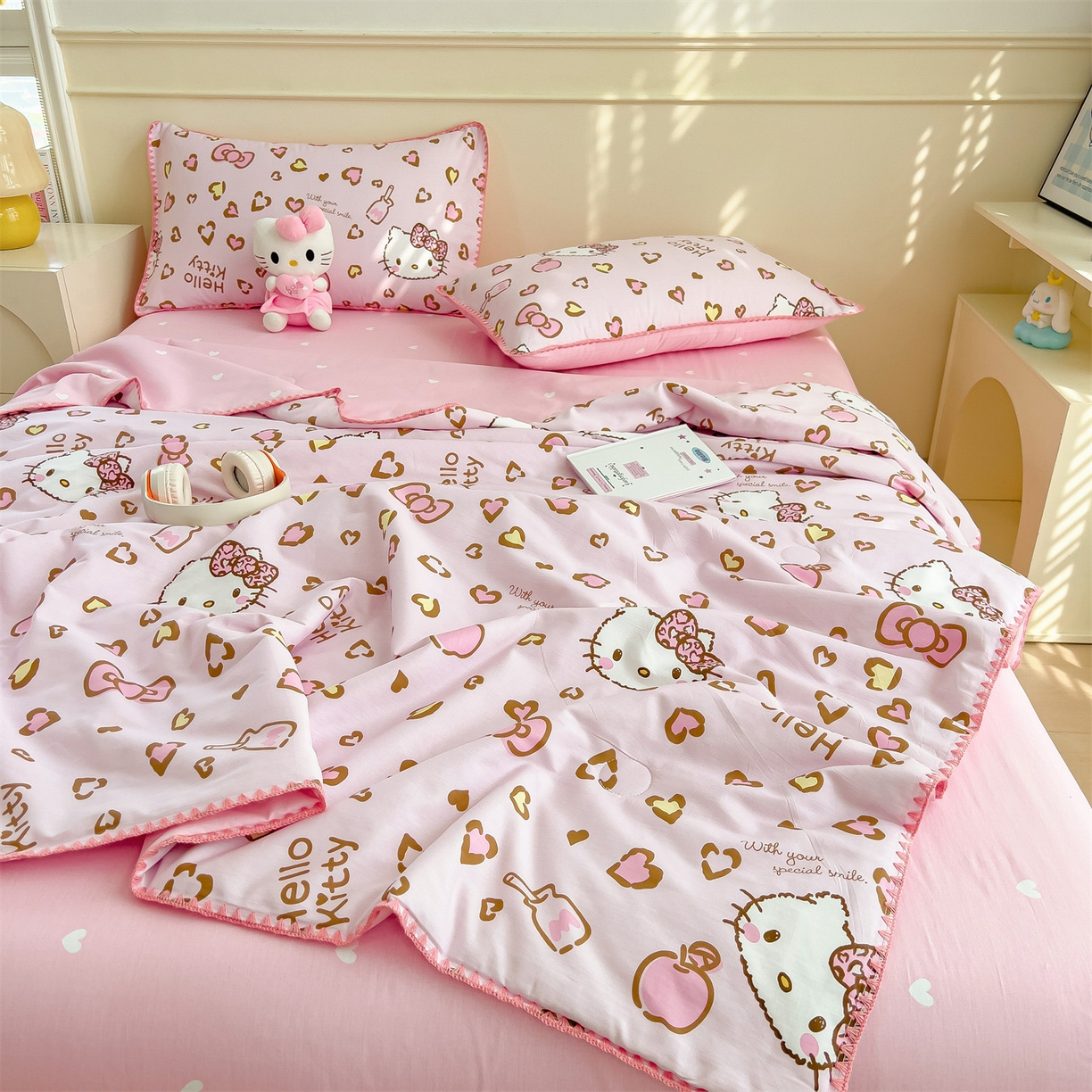 91家纺网 家纺一手货源 找家纺 兄弟坊 2026新款正版授权卡通全棉13370印花夏被夏凉被儿童被 夏被四件套 甜酷凯蒂猫