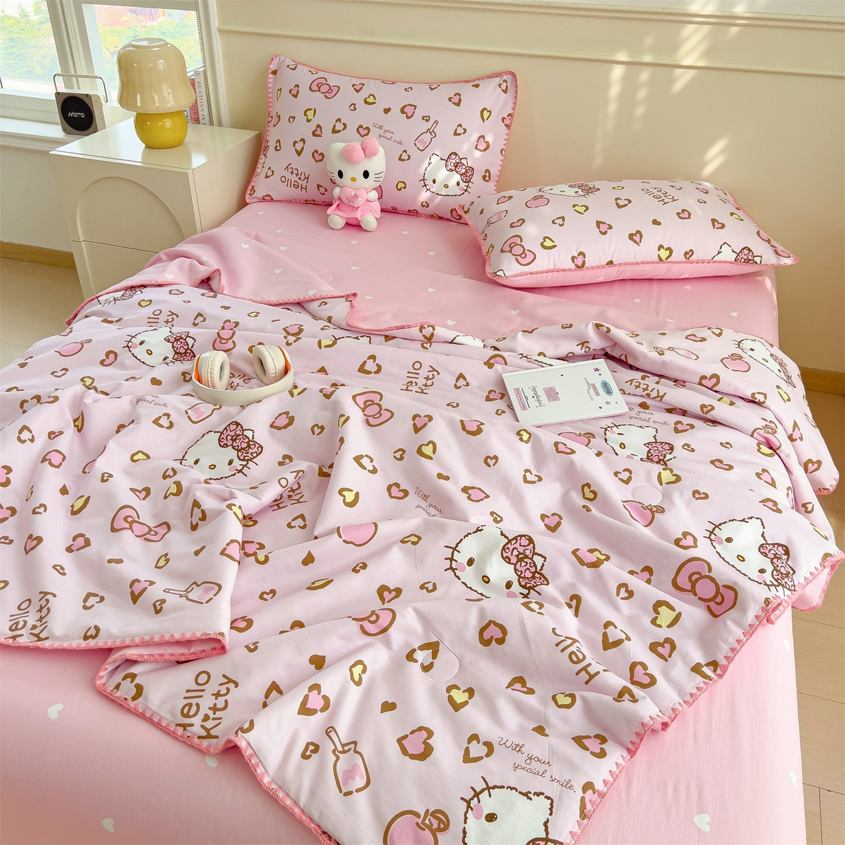 91家纺网 家纺一手货源 找家纺 兄弟坊 2026新款正版授权卡通全棉13370印花夏被夏凉被儿童被 夏被四件套 甜酷凯蒂猫