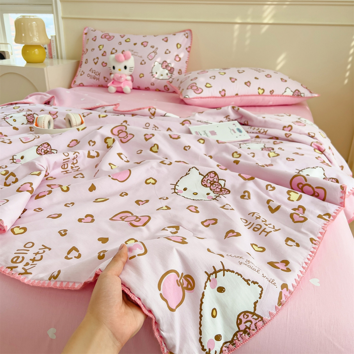 91家纺网 家纺一手货源 找家纺 兄弟坊 2026新款正版授权卡通全棉13370印花夏被夏凉被儿童被 夏被四件套 甜酷凯蒂猫