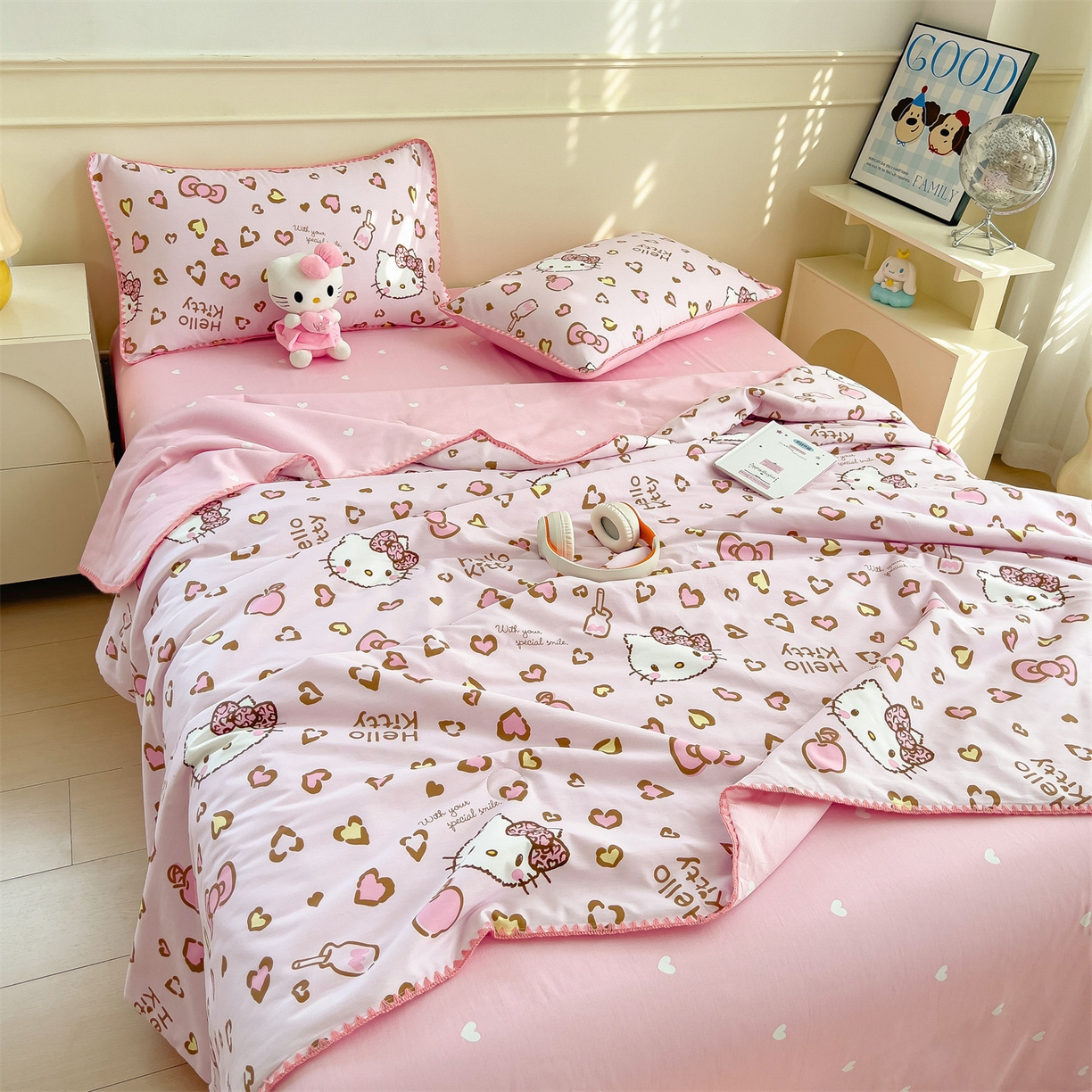 91家纺网 家纺一手货源 找家纺 兄弟坊 2026新款正版授权卡通全棉13370印花夏被夏凉被儿童被 夏被四件套 甜酷凯蒂猫