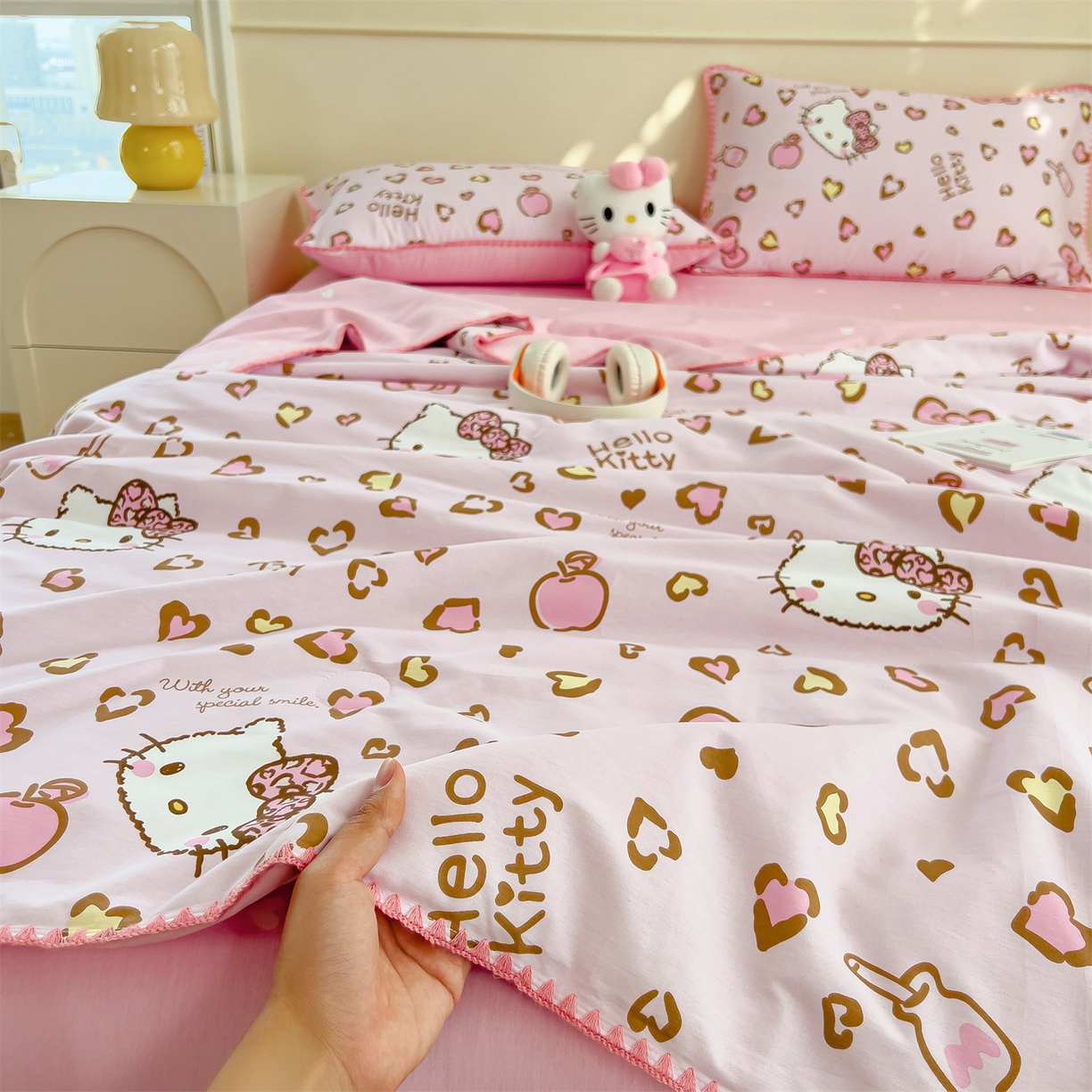 91家纺网 家纺一手货源 找家纺 兄弟坊 2026新款正版授权卡通全棉13370印花夏被夏凉被儿童被 夏被四件套 甜酷凯蒂猫