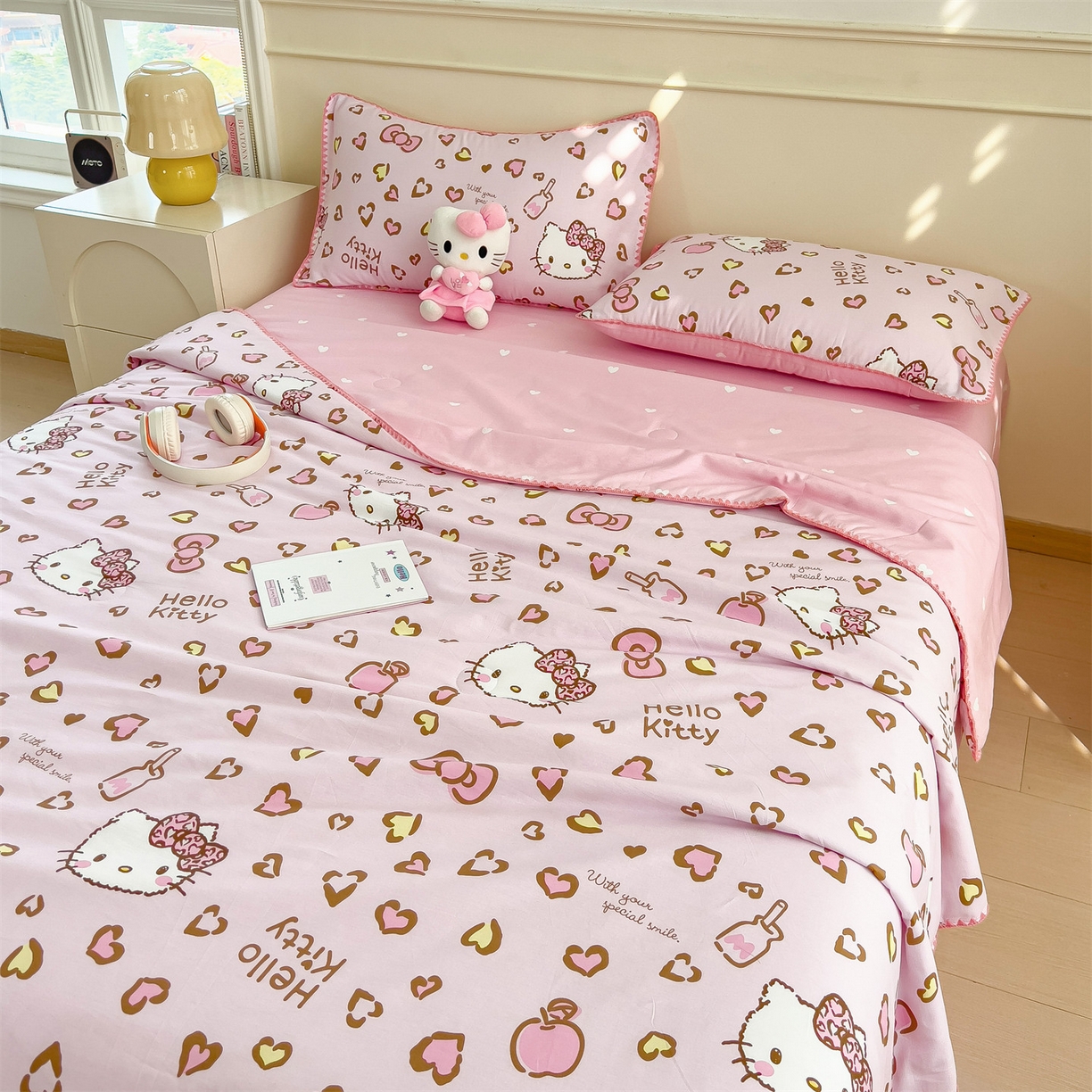 91家纺网 家纺一手货源 找家纺 兄弟坊 2026新款正版授权卡通全棉13370印花夏被夏凉被儿童被 夏被四件套 甜酷凯蒂猫