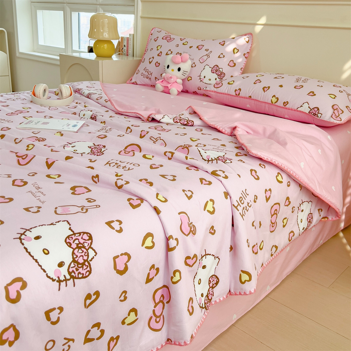 91家纺网 家纺一手货源 找家纺 兄弟坊 2026新款正版授权卡通全棉13370印花夏被夏凉被儿童被 夏被四件套 甜酷凯蒂猫