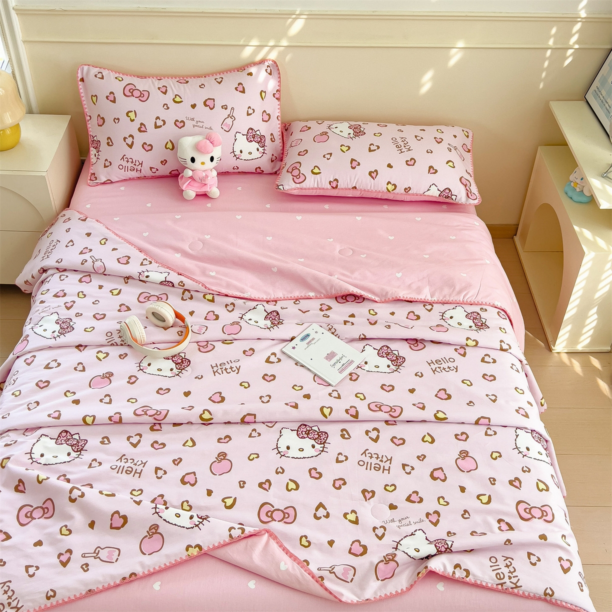 91家纺网 家纺一手货源 找家纺 兄弟坊 2026新款正版授权卡通全棉13370印花夏被夏凉被儿童被 夏被四件套 甜酷凯蒂猫