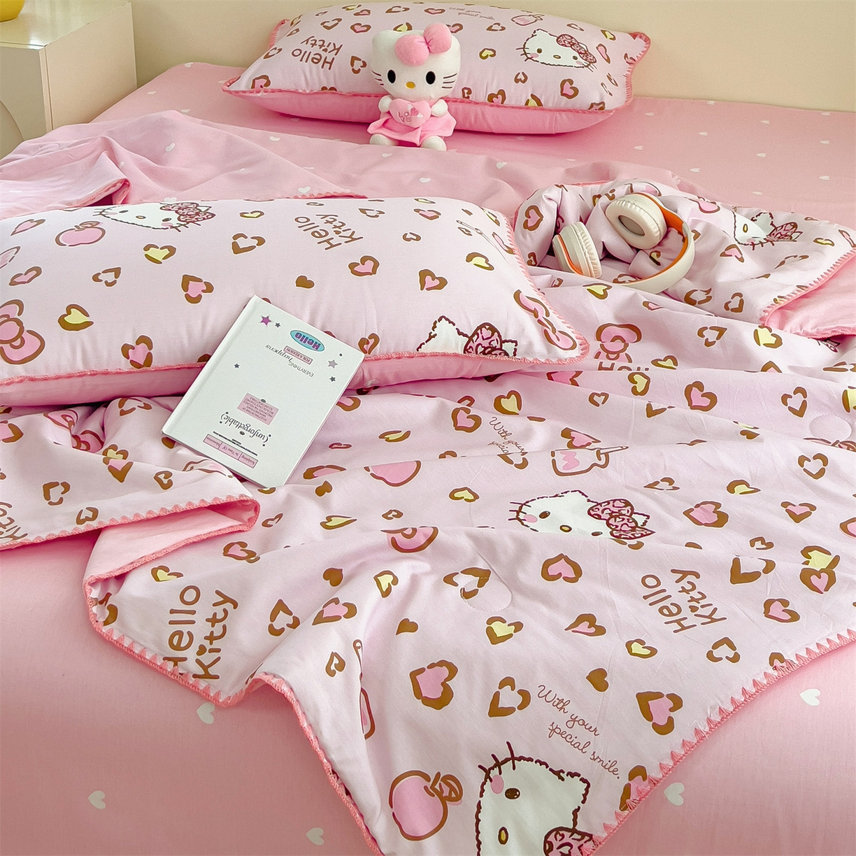 91家纺网 家纺一手货源 找家纺 兄弟坊 2026新款正版授权卡通全棉13370印花夏被夏凉被儿童被 夏被四件套 甜酷凯蒂猫