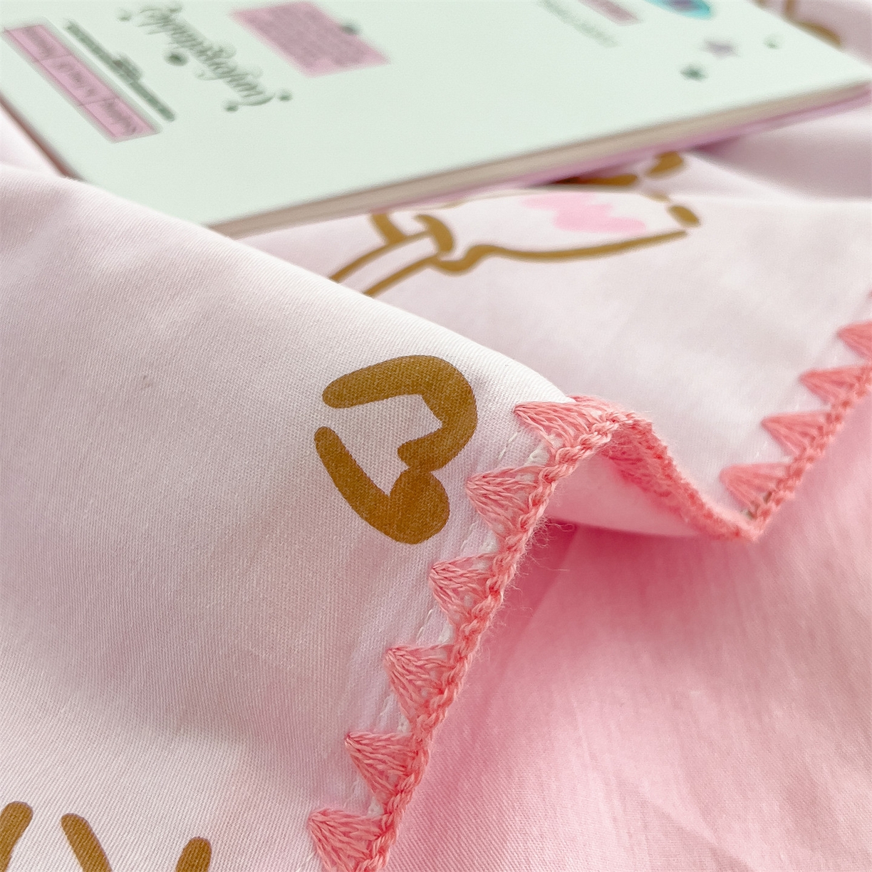 91家纺网 家纺一手货源 找家纺 兄弟坊 2026新款正版授权卡通全棉13370印花夏被夏凉被儿童被 夏被四件套 甜酷凯蒂猫