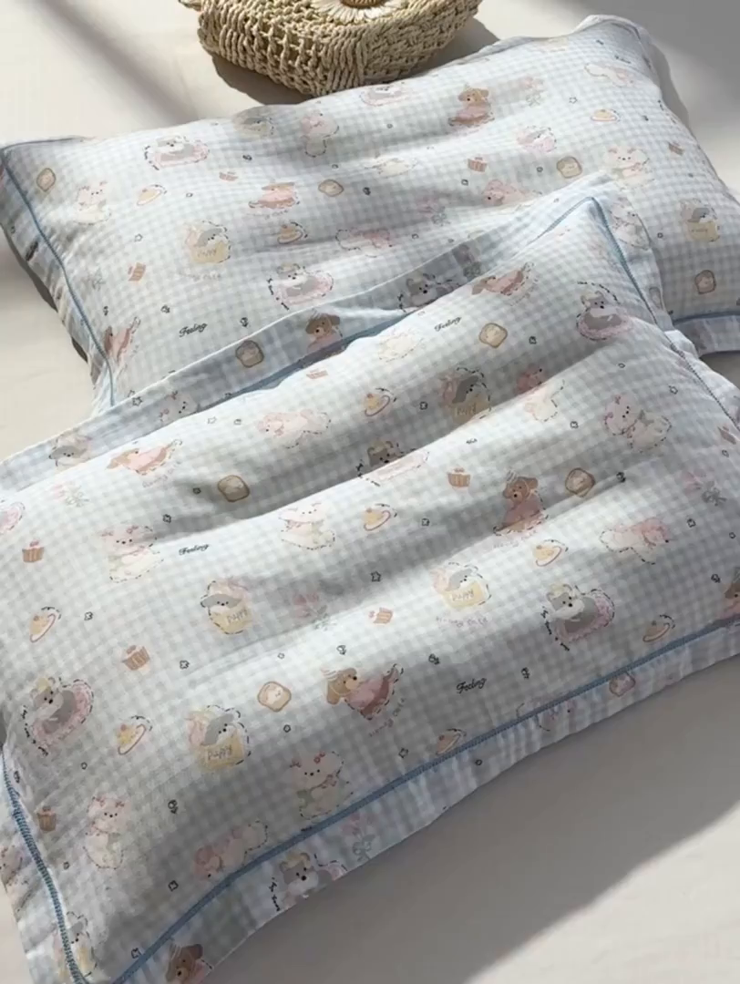 91家纺网 家纺一手货源 找家纺 百寐 2026新款母婴A类双层棉纱枕套婴幼儿卡通宝宝枕套子母信封枕套 蓝格小狗