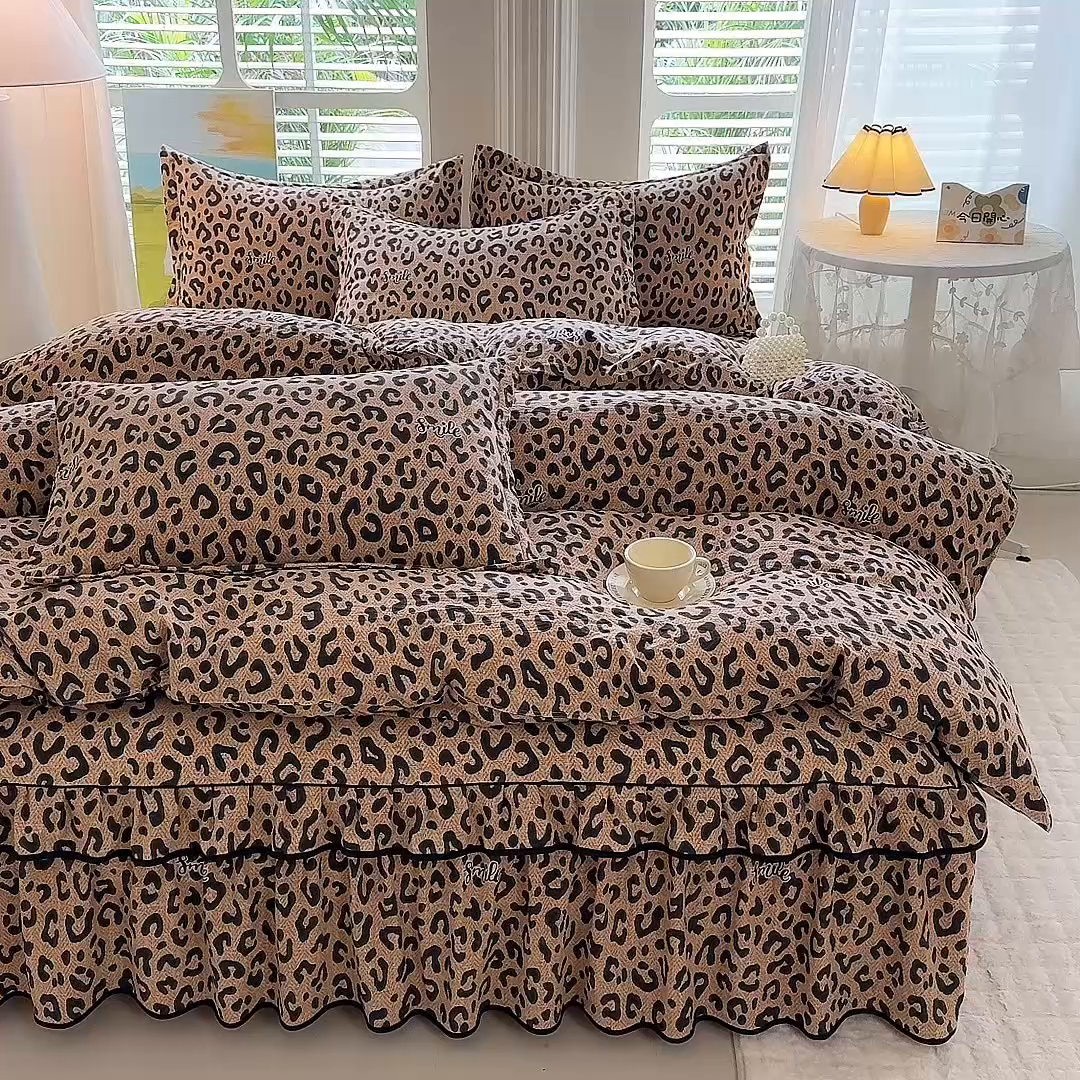 91家纺网 家纺一手货源 找家纺 优家居 2026新款A类水洗棉床裙四件套皱皱纱韩版公主风花边床罩直播爆款外贸定制 豹纹-咖