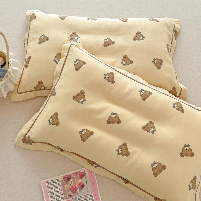 91家纺网 家纺一手货源 找家纺 百寐 2026新款母婴A类双层棉纱枕套婴幼儿卡通宝宝枕套子母信封枕套 领结小熊