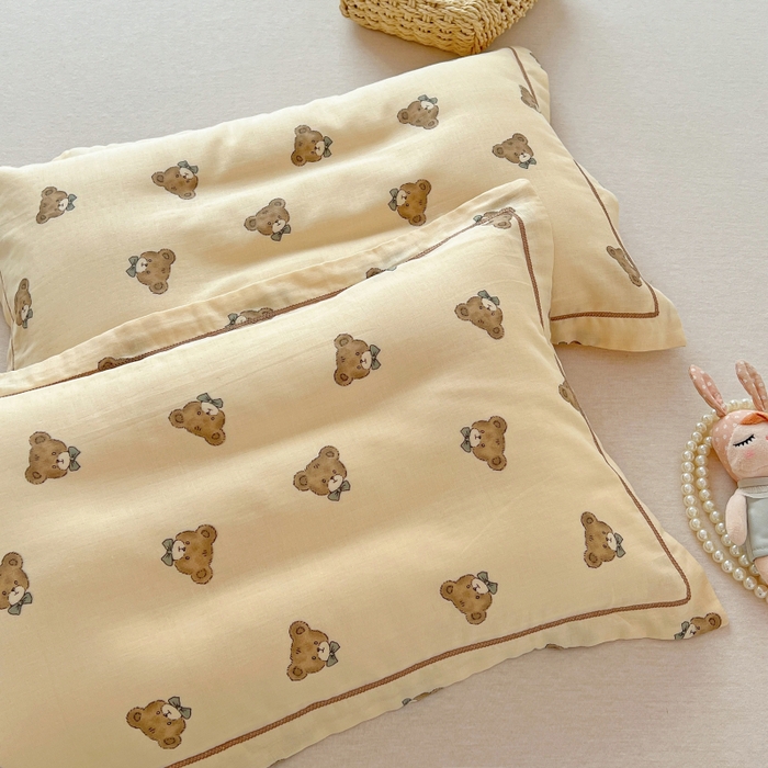 91家纺网 家纺一手货源 找家纺 百寐 2026新款母婴A类双层棉纱枕套婴幼儿卡通宝宝枕套子母信封枕套 领结小熊