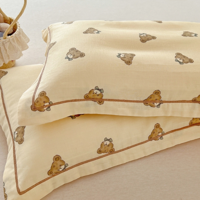 91家纺网 家纺一手货源 找家纺 百寐 2026新款母婴A类双层棉纱枕套婴幼儿卡通宝宝枕套子母信封枕套 领结小熊