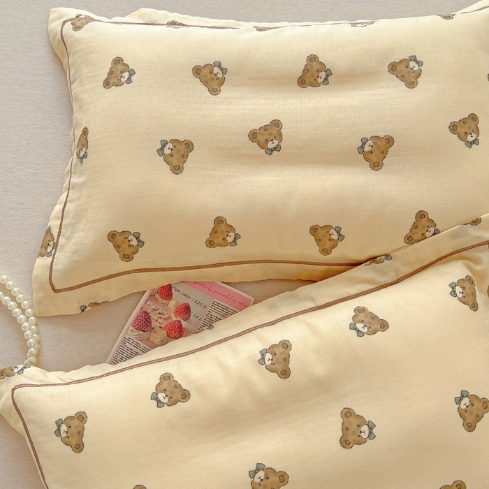 91家纺网 家纺一手货源 找家纺 百寐 2026新款母婴A类双层棉纱枕套婴幼儿卡通宝宝枕套子母信封枕套 领结小熊