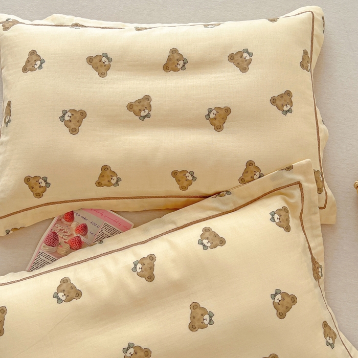 91家纺网 家纺一手货源 找家纺 百寐 2026新款母婴A类双层棉纱枕套婴幼儿卡通宝宝枕套子母信封枕套 领结小熊