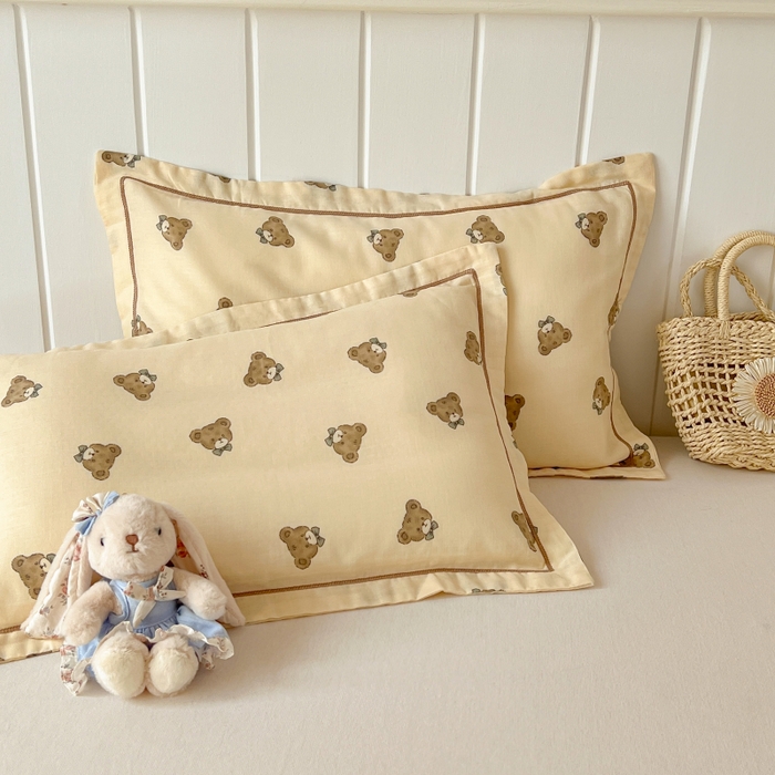 91家纺网 家纺一手货源 找家纺 百寐 2026新款母婴A类双层棉纱枕套婴幼儿卡通宝宝枕套子母信封枕套 领结小熊