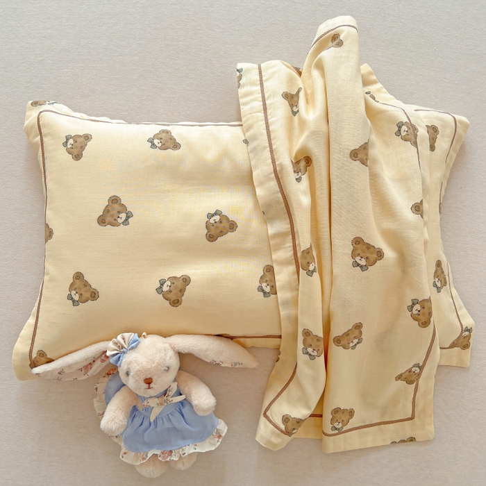 91家纺网 家纺一手货源 找家纺 百寐 2026新款母婴A类双层棉纱枕套婴幼儿卡通宝宝枕套子母信封枕套 领结小熊