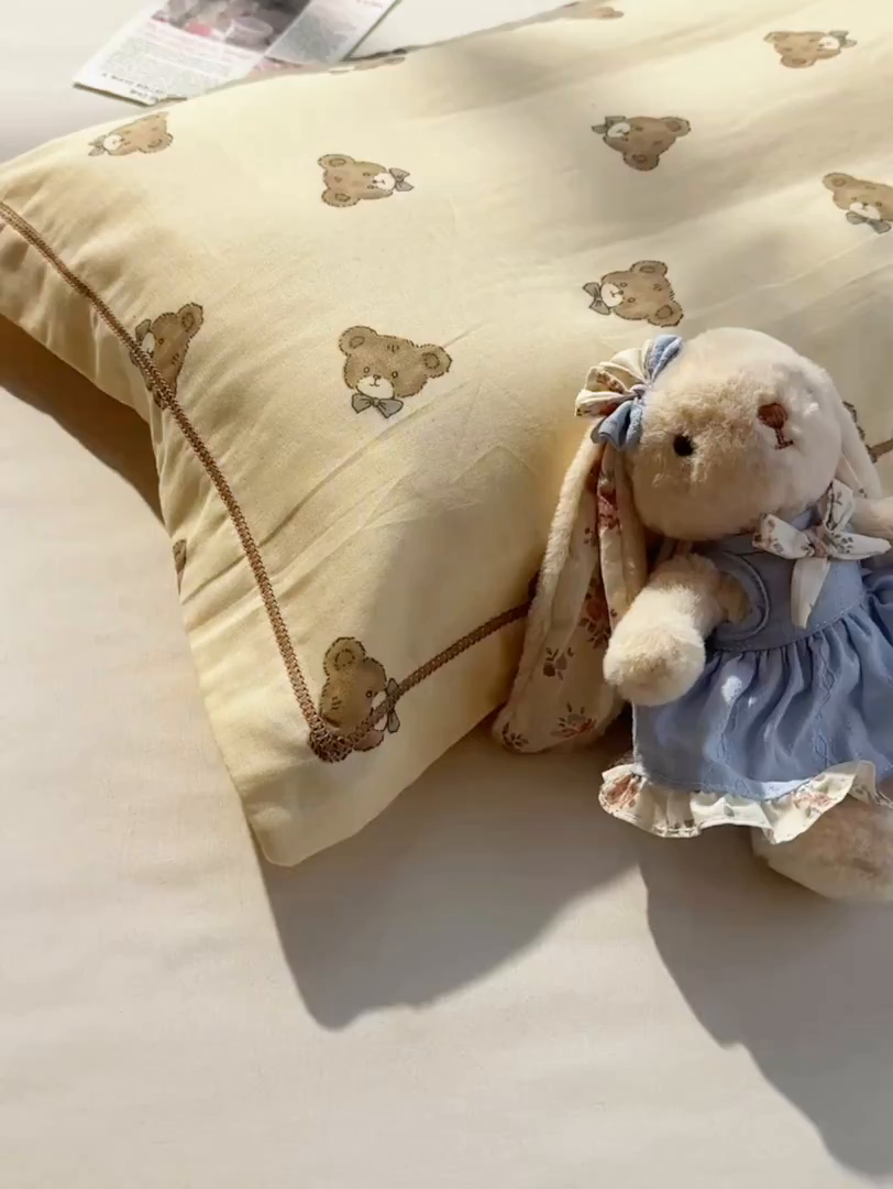 91家纺网 家纺一手货源 找家纺 百寐 2026新款母婴A类双层棉纱枕套婴幼儿卡通宝宝枕套子母信封枕套 领结小熊