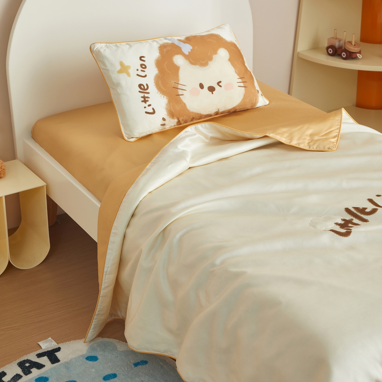 91家纺网 家纺一手货源 找家纺 荷马之梦 2026新款60s兰精天丝原创数码印花山茶花桑蚕丝儿童夏被 馋嘴小狮