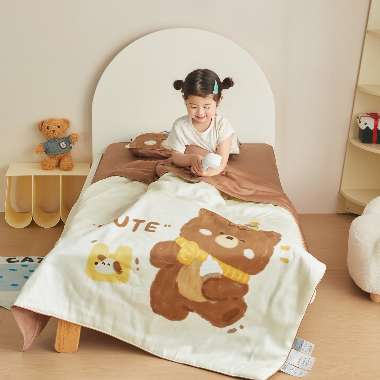 91家纺网 家纺一手货源 找家纺 荷马之梦 2026新款60s兰精天丝原创数码印花山茶花桑蚕丝儿童夏被 糯糯小熊