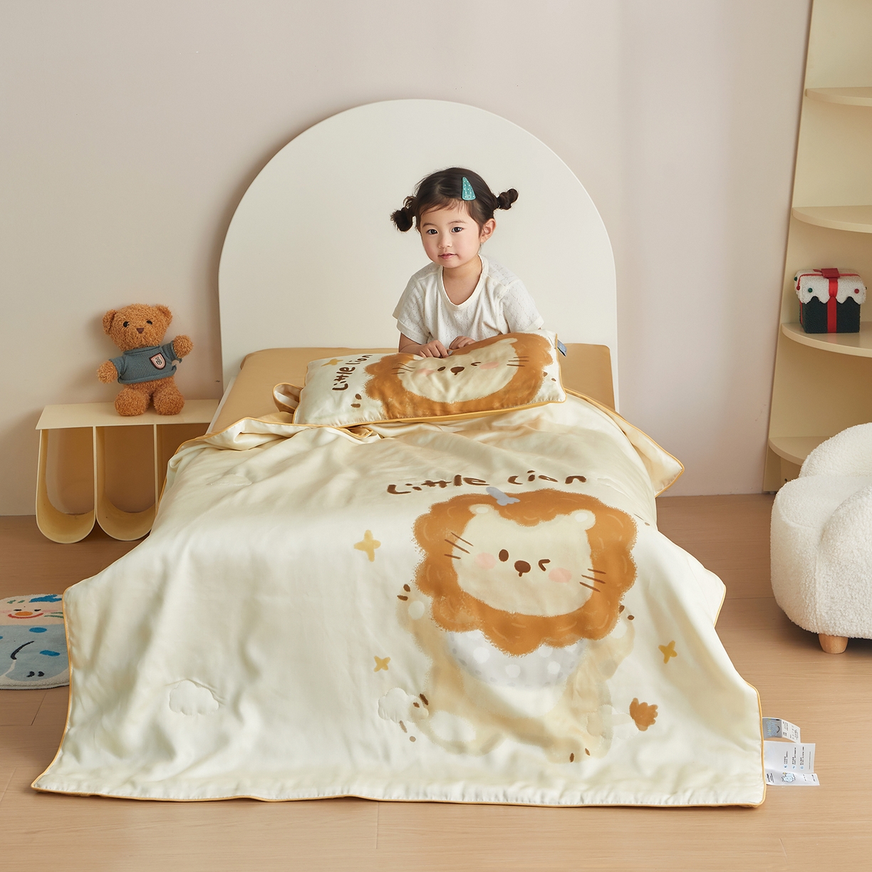 91家纺网 家纺一手货源 找家纺 荷马之梦 2026新款60s兰精天丝原创数码印花山茶花桑蚕丝儿童夏被 馋嘴小狮