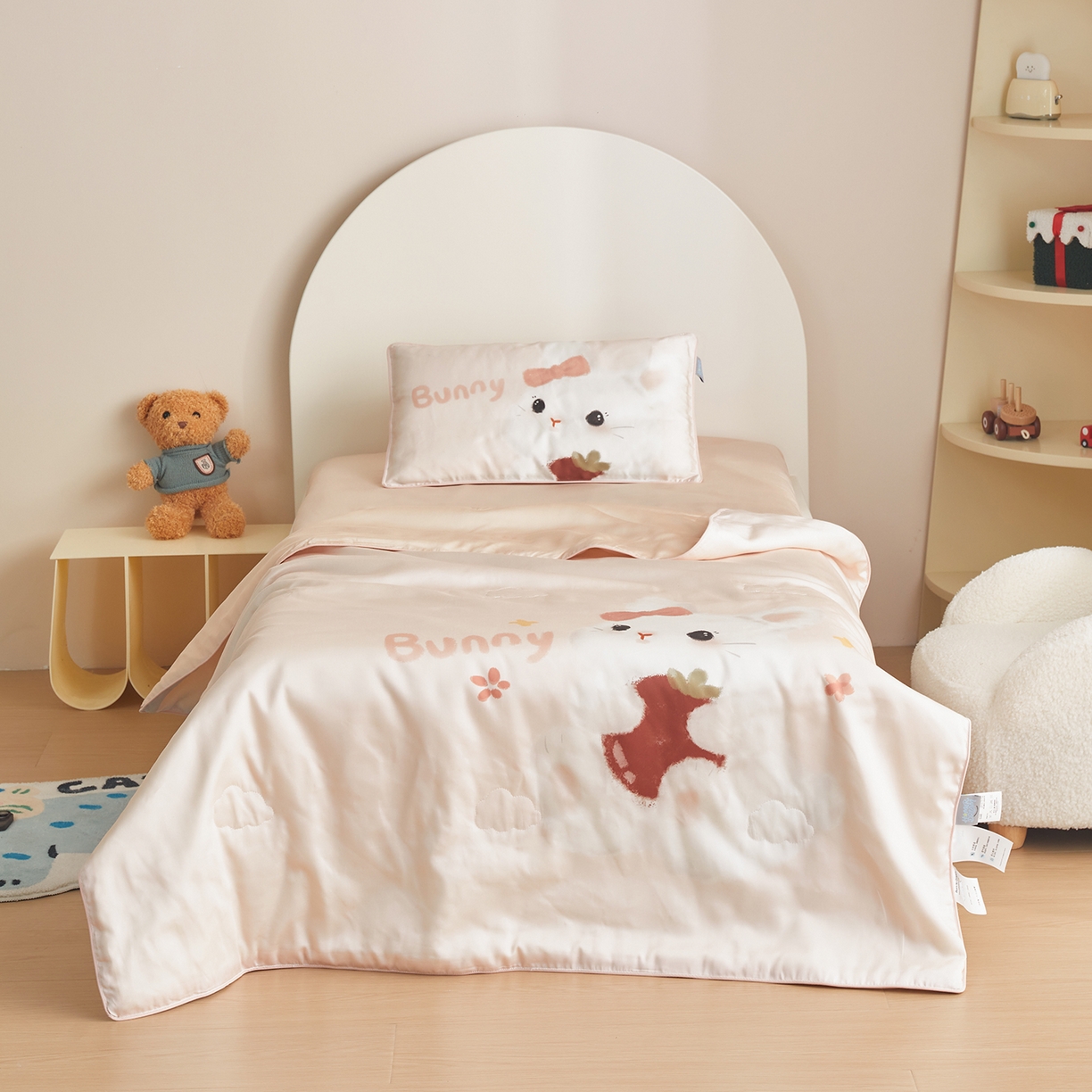 91家纺网 家纺一手货源 找家纺 荷马之梦 2026新款60s兰精天丝原创数码印花山茶花桑蚕丝儿童夏被 番茄兔兔