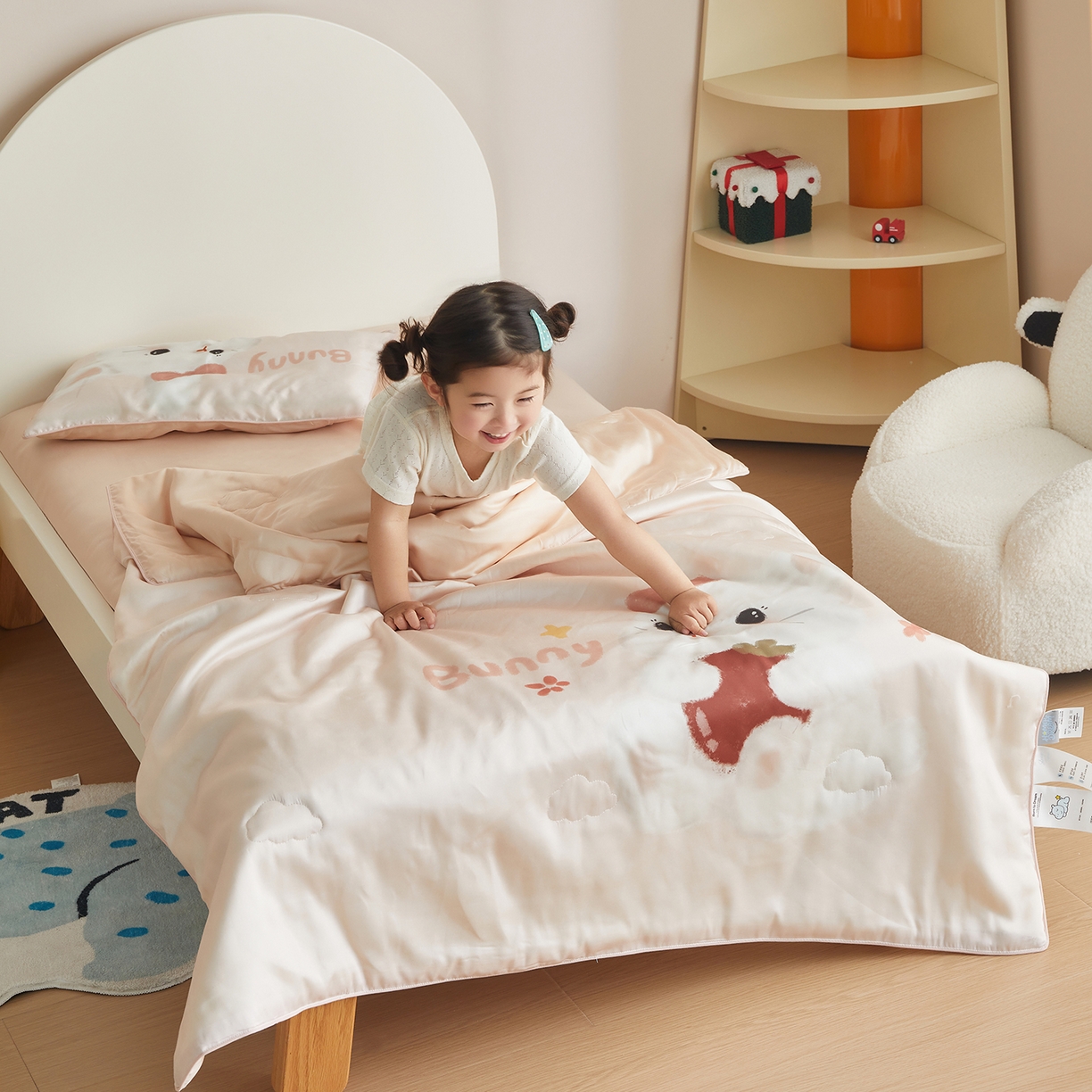 91家纺网 家纺一手货源 找家纺 荷马之梦 2026新款60s兰精天丝原创数码印花山茶花桑蚕丝儿童夏被 番茄兔兔