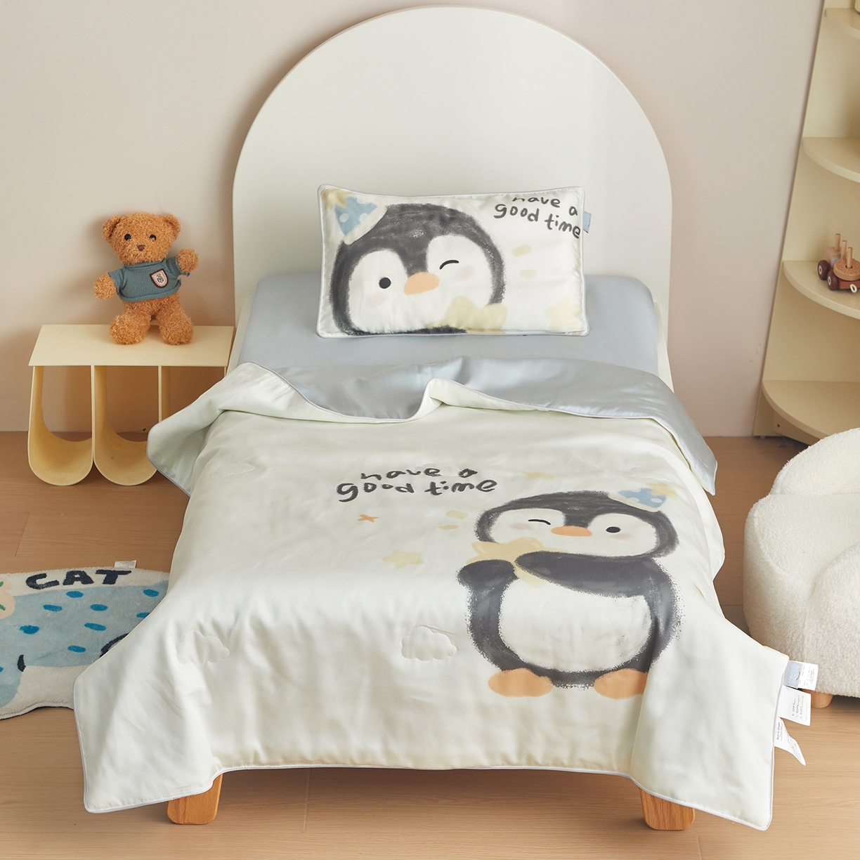 91家纺网 家纺一手货源 找家纺 荷马之梦 2026新款60s兰精天丝原创数码印花山茶花桑蚕丝儿童夏被 星星企鹅