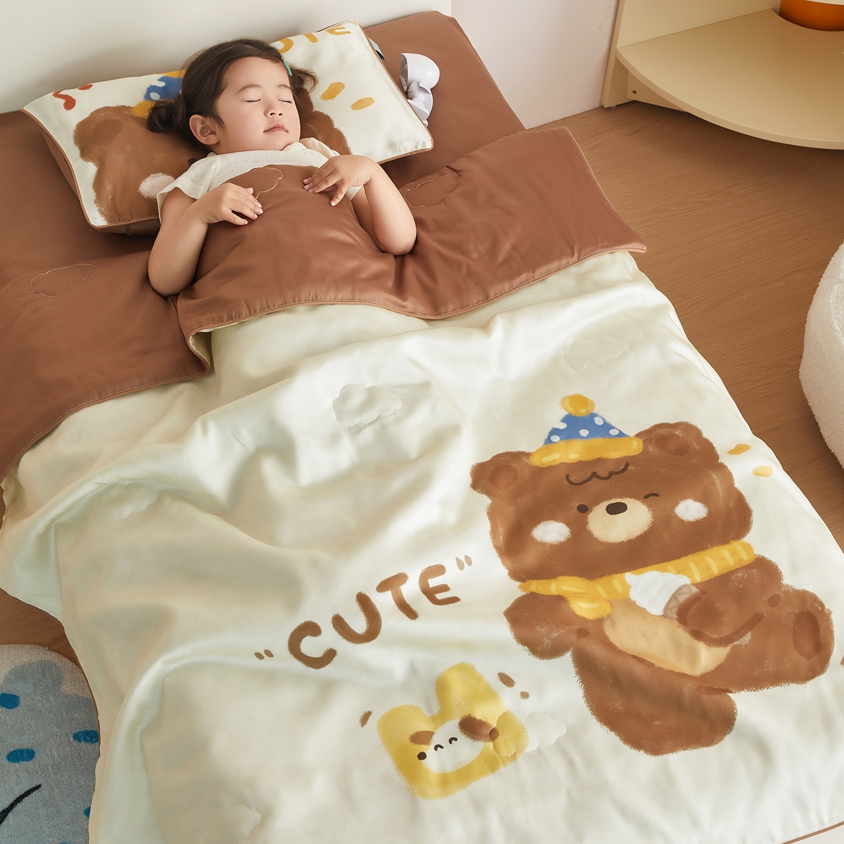 91家纺网 家纺一手货源 找家纺 荷马之梦 2026新款60s兰精天丝原创数码印花山茶花桑蚕丝儿童夏被 糯糯小熊