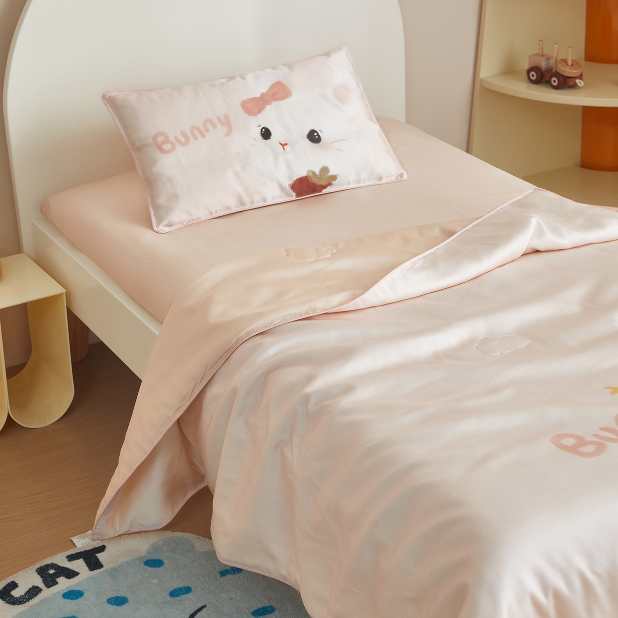 91家纺网 家纺一手货源 找家纺 荷马之梦 2026新款60s兰精天丝原创数码印花山茶花桑蚕丝儿童夏被 番茄兔兔