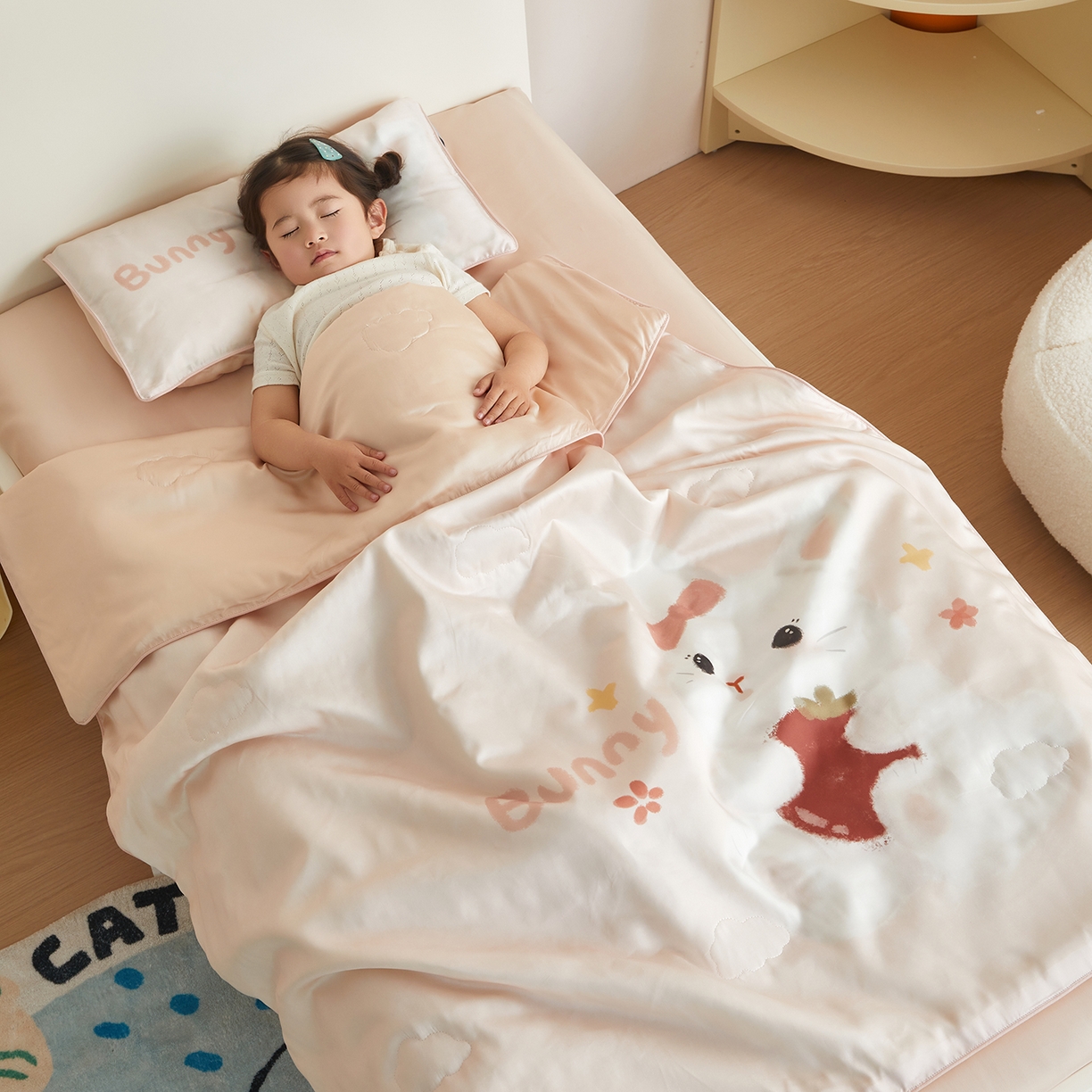 91家纺网 家纺一手货源 找家纺 荷马之梦 2026新款60s兰精天丝原创数码印花山茶花桑蚕丝儿童夏被 番茄兔兔