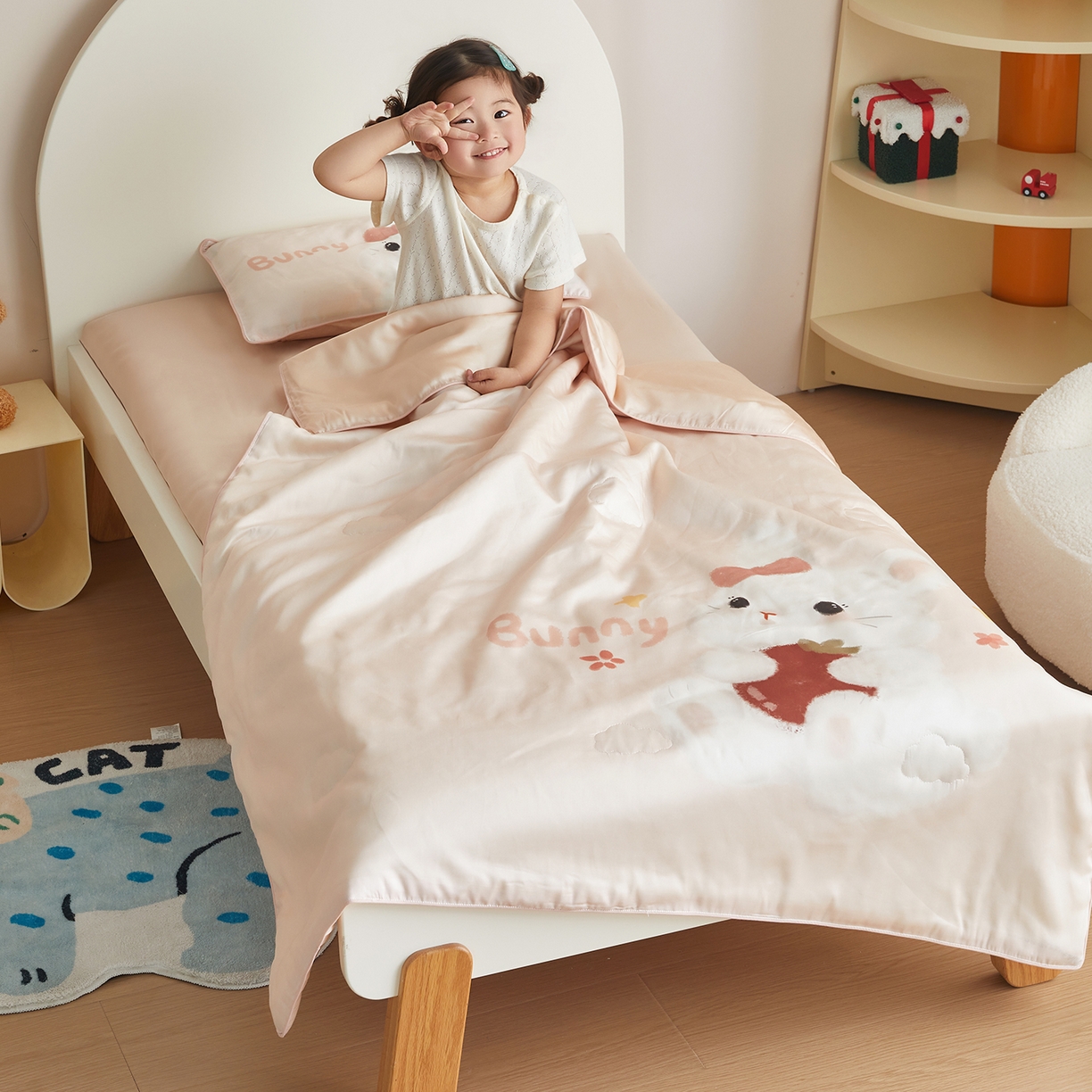 91家纺网 家纺一手货源 找家纺 荷马之梦 2026新款60s兰精天丝原创数码印花山茶花桑蚕丝儿童夏被 番茄兔兔