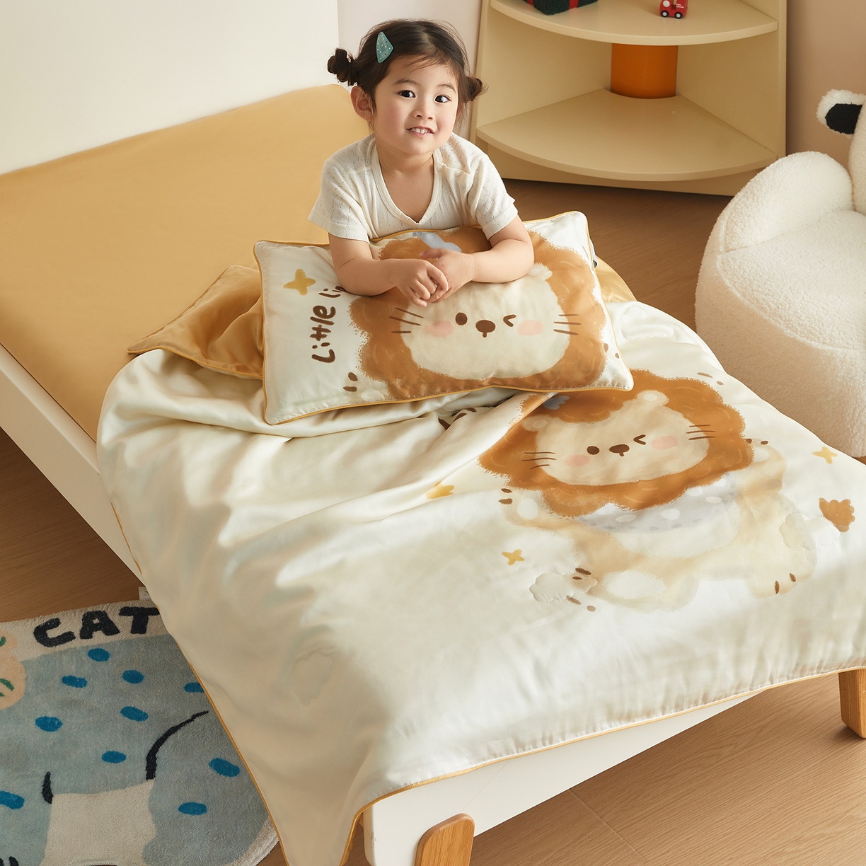 91家纺网 家纺一手货源 找家纺 荷马之梦 2026新款60s兰精天丝原创数码印花山茶花桑蚕丝儿童夏被 馋嘴小狮