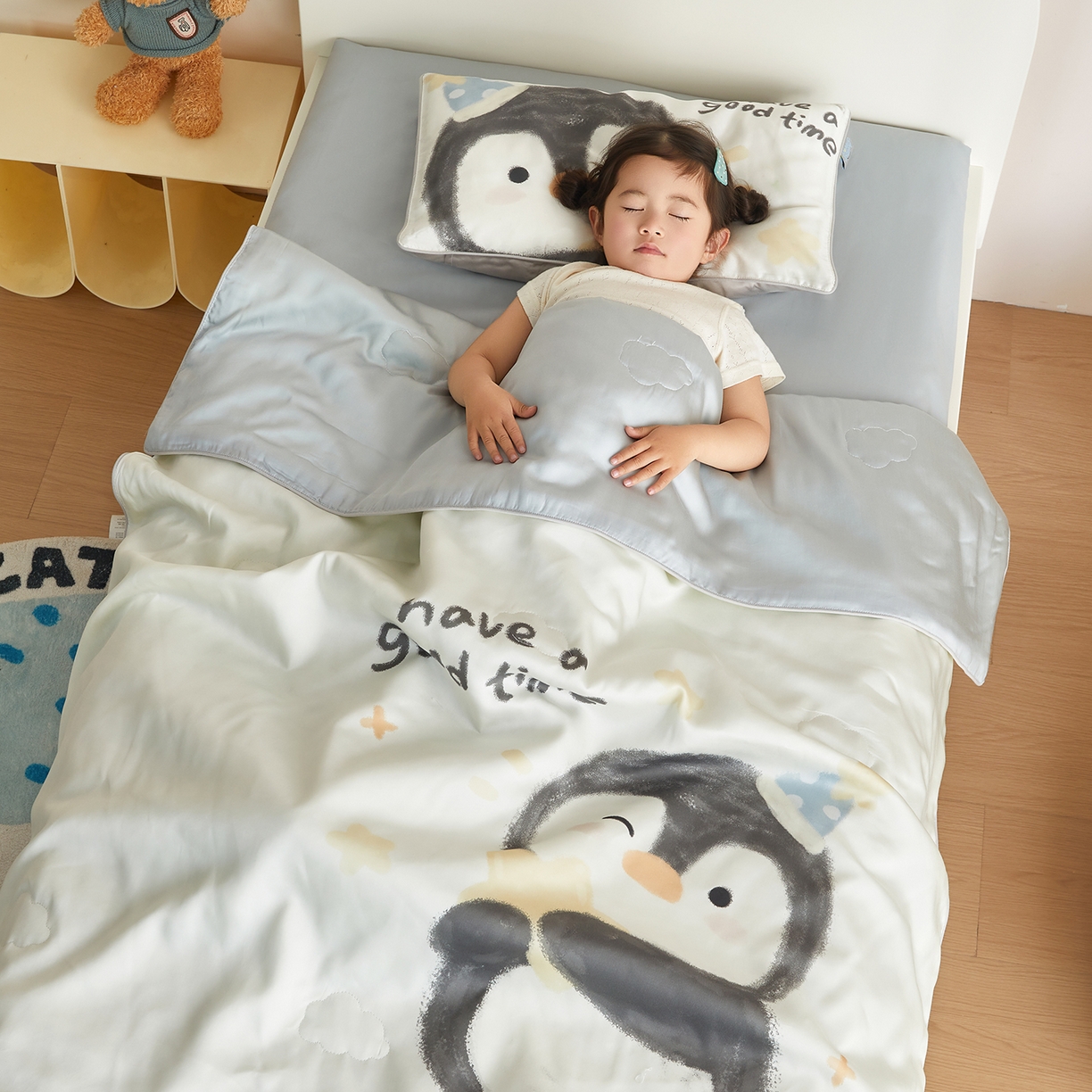 91家纺网 家纺一手货源 找家纺 荷马之梦 2026新款60s兰精天丝原创数码印花山茶花桑蚕丝儿童夏被 星星企鹅