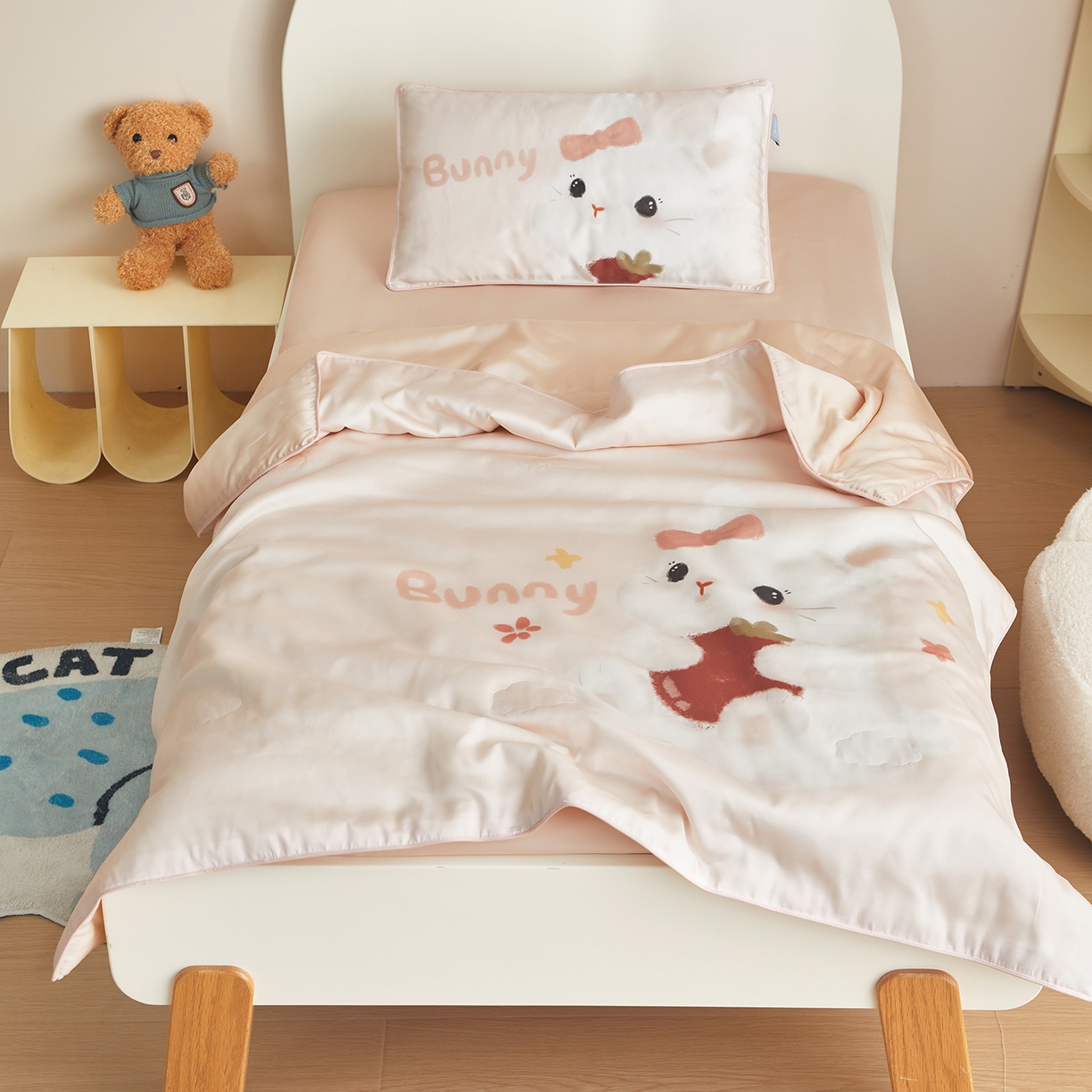 91家纺网 家纺一手货源 找家纺 荷马之梦 2026新款60s兰精天丝原创数码印花山茶花桑蚕丝儿童夏被 番茄兔兔