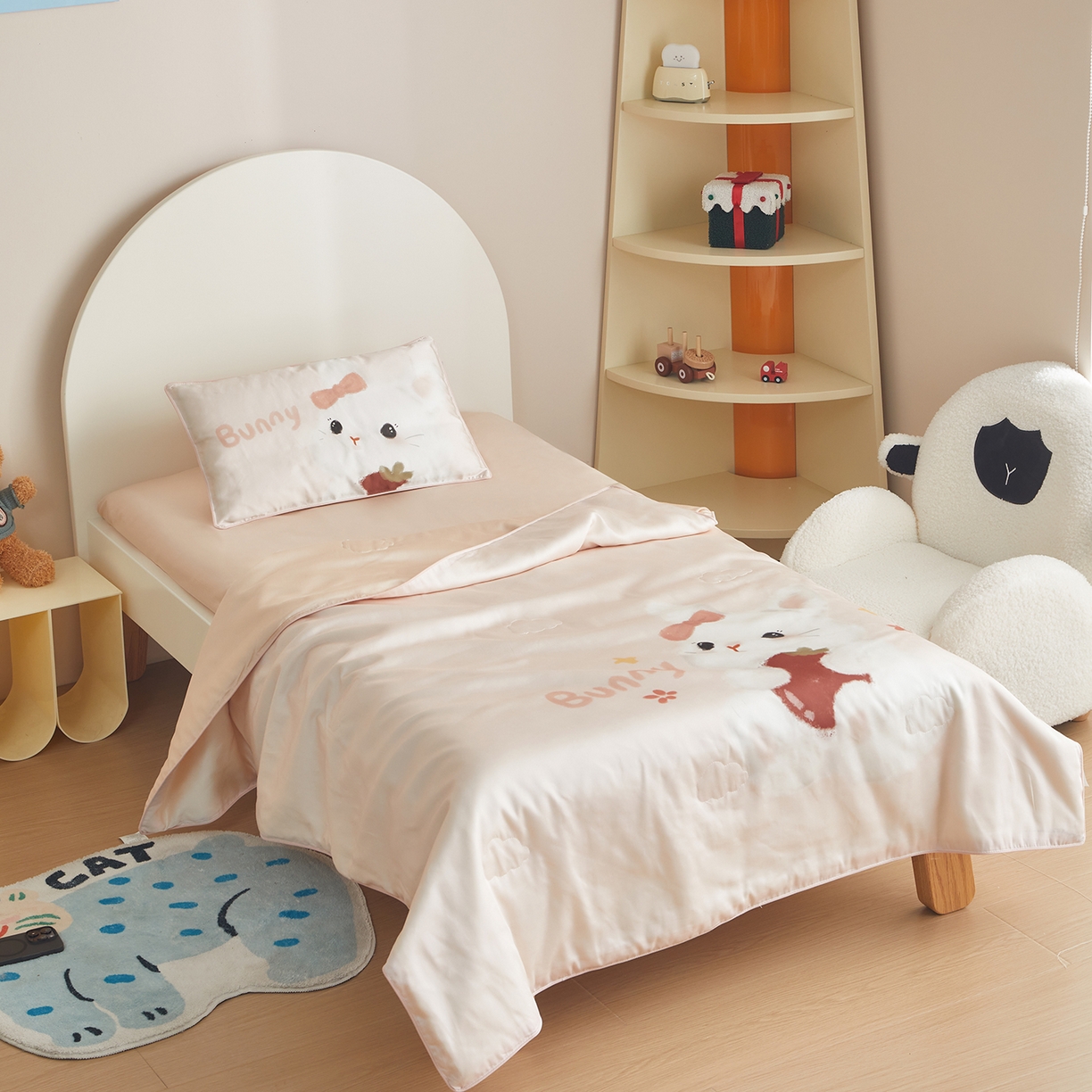 91家纺网 家纺一手货源 找家纺 荷马之梦 2026新款60s兰精天丝原创数码印花山茶花桑蚕丝儿童夏被 番茄兔兔