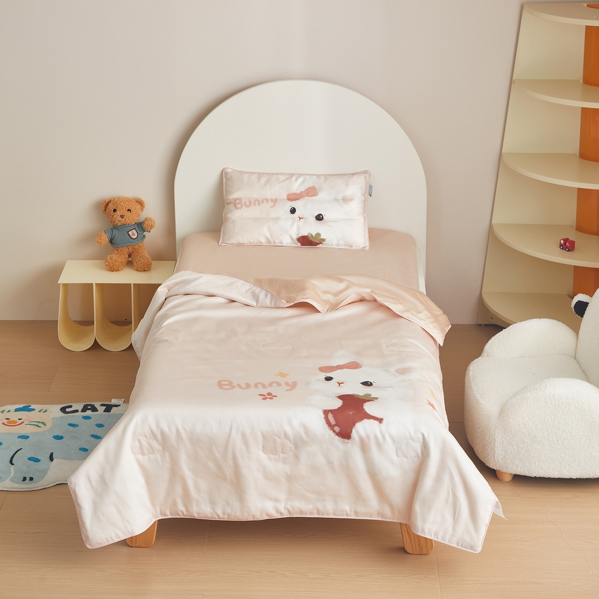 91家纺网 家纺一手货源 找家纺 荷马之梦 2026新款60s兰精天丝原创数码印花山茶花桑蚕丝儿童夏被 番茄兔兔