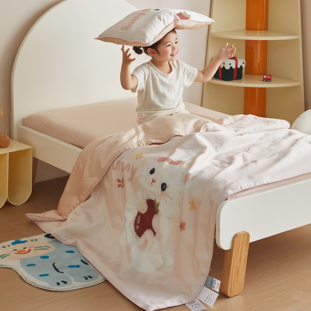 91家纺网 家纺一手货源 找家纺 荷马之梦 2026新款60s兰精天丝原创数码印花山茶花桑蚕丝儿童夏被 番茄兔兔