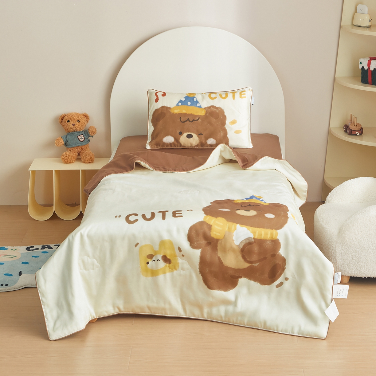 91家纺网 家纺一手货源 找家纺 荷马之梦 2026新款60s兰精天丝原创数码印花山茶花桑蚕丝儿童夏被 糯糯小熊