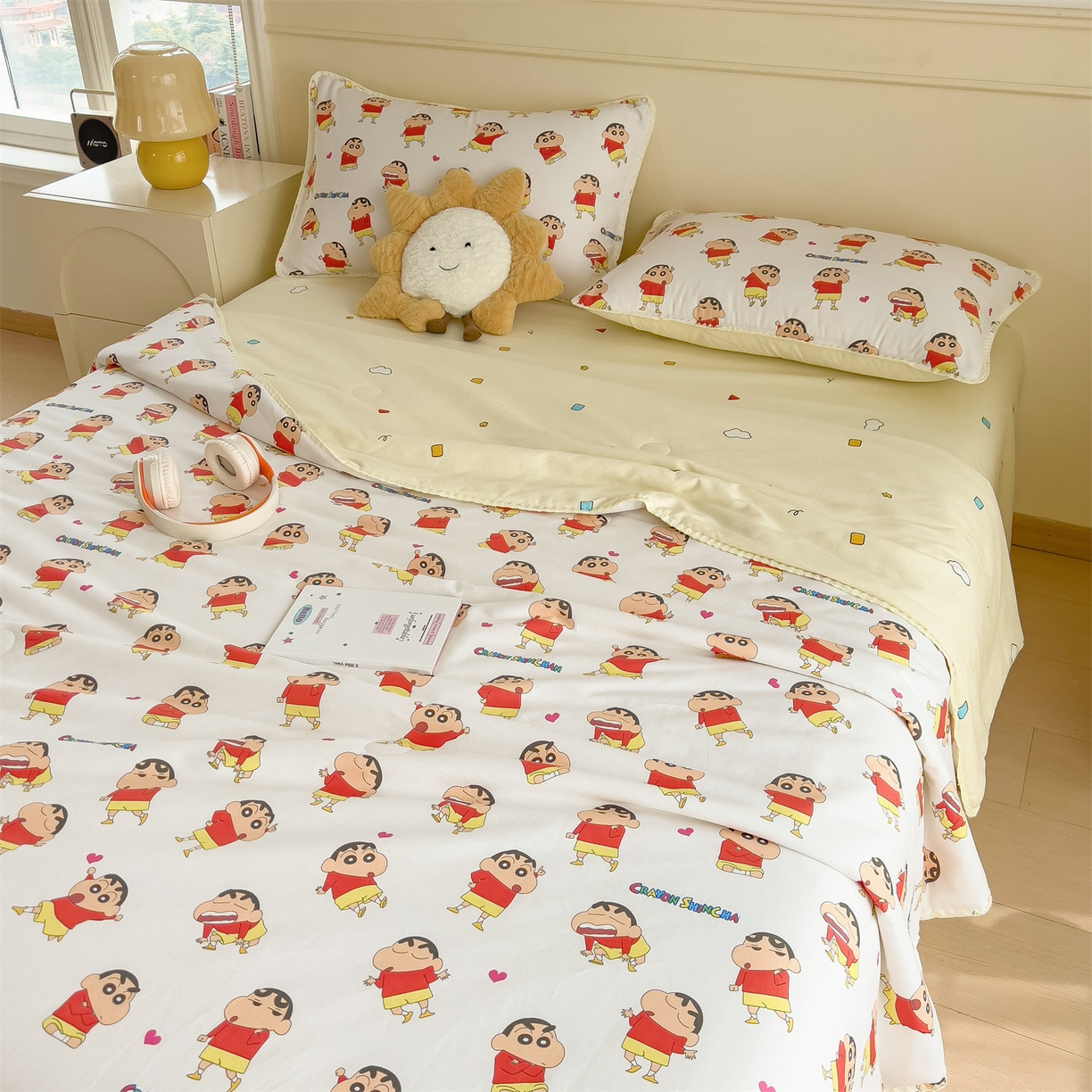 91家纺网 家纺一手货源 找家纺 兄弟坊 2026新款正版授权卡通全棉13370印花夏被夏凉被儿童被 夏被四件套 小新快乐星球