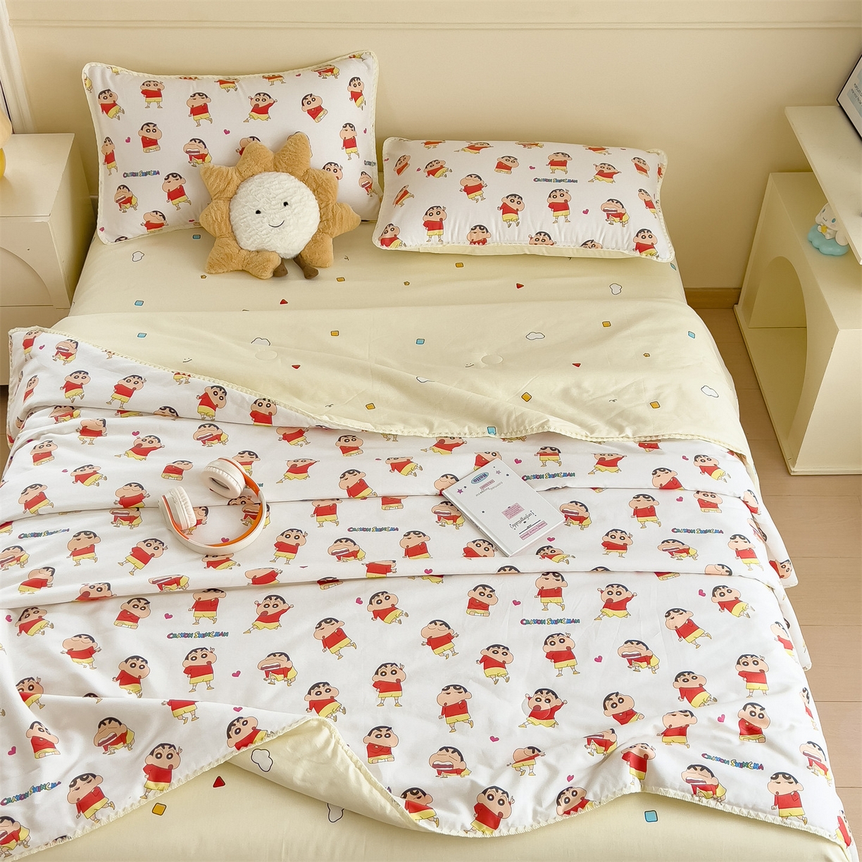 91家纺网 家纺一手货源 找家纺 兄弟坊 2026新款正版授权卡通全棉13370印花夏被夏凉被儿童被 夏被四件套 小新快乐星球